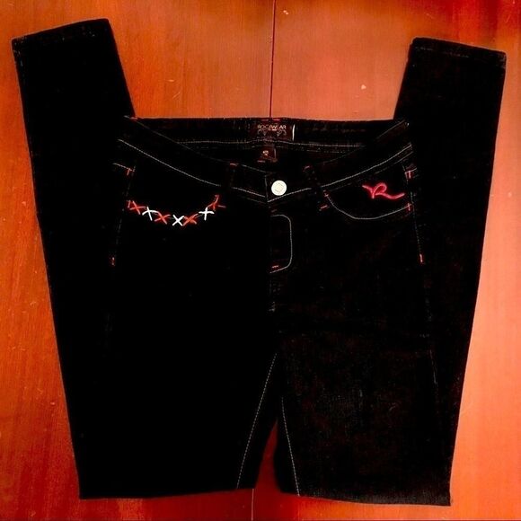 Size 9 NWOT Rocawear Black Embroidered Jeans!! - Picture 1 of 9